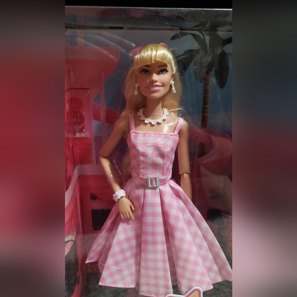 Barbie the Movie Margot Robbie Collectible Barbie Doll NWT - Picture 4 of 6